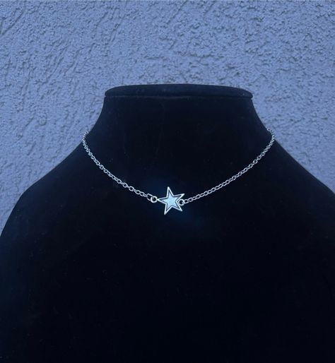 Handmade silver star necklace!! - about ~13.5-14.5 inches so it sits right around the collar bone!  - Message for any questions :) Colares Grunge, 2000s Necklace, Rockstar Grunge, Collar Aesthetic, Y2k Rockstar, Accesorios Aesthetic, Silver Star Necklace, Necklace Y2k, Cute Friendship Bracelets