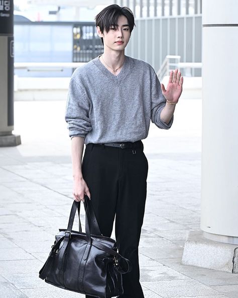 X Sunghoon Airport Fashion, Sunghoon Style, Sunghoon Outfits, Sunghoon Airport, Airport Photos, J-pop Music, Sunghoon Enhypen, Park Sunghoon, Airport Fashion