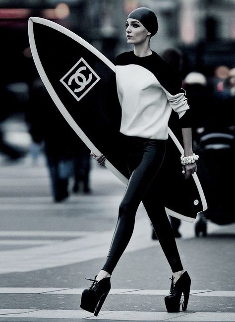 Chanel <3. I'd place the surfboard in my office just because!!!!! Chanel Surf, Terry Richardson, Blue Crush, Steven Meisel, Sports Luxe, Surf Style, Surfer Girl, Classy And Fabulous, Hawaii Shirt