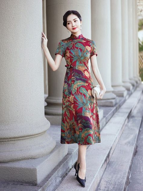 Improved Version Slim Waist Qipao Chinese Style Cheongsam - Etsy Qipao Vintage, Chinese Cheongsam Dress, Cheongsam Modern, Chinese Style Dress, True Winter, Vintage Chinoiserie, Dress Making Patterns, Dress Stand, Cheongsam Dress