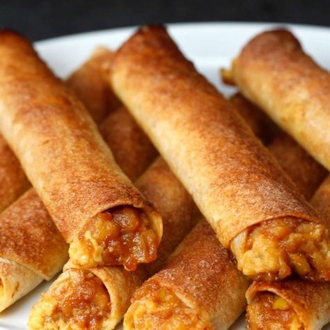 No time to make a full apple pie or a cheese cake? We’ve got you covered. These easy apple pie cheese cake taquitos combine the two and are made in a flash. No need for pie crust here! Cheesecake Taquitos, Apple Pie With Cheese, Apple Pie Cheesecake, Taquitos Recipe, Pie Cheesecake, Apple Cheesecake, Easy Apple Pie, Twisted Recipes, Raspberry Smoothie