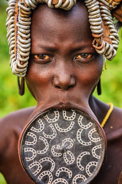 Fuente:    El plato labial es conocido como platillo, o disco labial, es un ornamento que se coloca en la parte… by danieli98 Tribes Of The World, Africa Tribes, Mursi Tribe Ethiopia, Mursi Tribe, African People, Africa Art, Black Image, We Are The World, African History