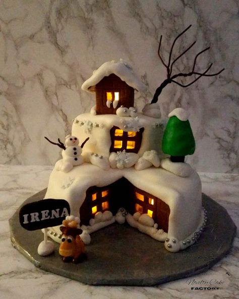 House in the snow cake Cake with lights Christmas Cake Competition, Cake With Lights, House In The Snow, Xmas Cakes, Snow Cake, Cake Competition, Geode Cake, Christmas Cake Designs, New Year's Cake