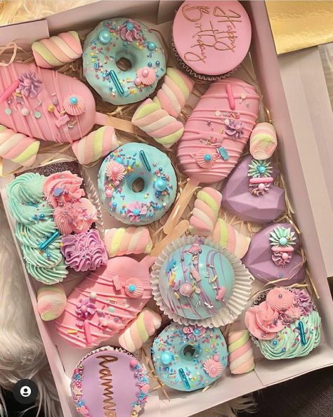 Heart Cakesicles, Popsicles Cake, Strawberry Box, Mini Torte, Cake Pop Decorating, Donut Decorations, Homemade Foods, Dessert Gifts, Good Things In Life