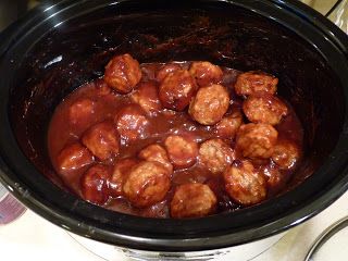 Slow Cooker BBQ Cranberry Meatballs, cranberry sauce & BBQ sauce Heinz Chili Sauce Recipe, Homemade Meatballs Crockpot, Heinz Chili Sauce, Cranberry Meatballs, Chili Sauce Recipe, Slow Cooker Meals, Crockpot Turkey, Slow Cooker Bbq, Slow Cooker Chili