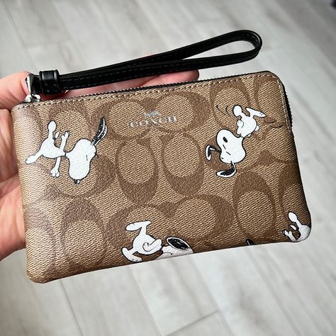 Limited Edition Coach X Peanuts Collection Brand New With Tag Snoopy Merchandise, Shopping Package, Snoopy Pajamas, Snoopy Stuff, Snoopy Images, Snoop Dog, Cute Wallets, Bags Coach, Fancy Bags