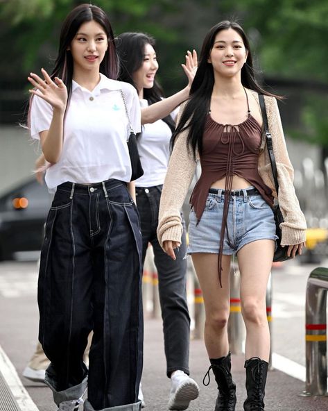 Yeji And Ryujin, Airport Fashion Kpop, Artist Outfit, Kpop Fashion Outfits, Kpop Outfits, Kpop Fashion, Casual Style Outfits, Womens Casual Outfits, Teen Fashion Outfits