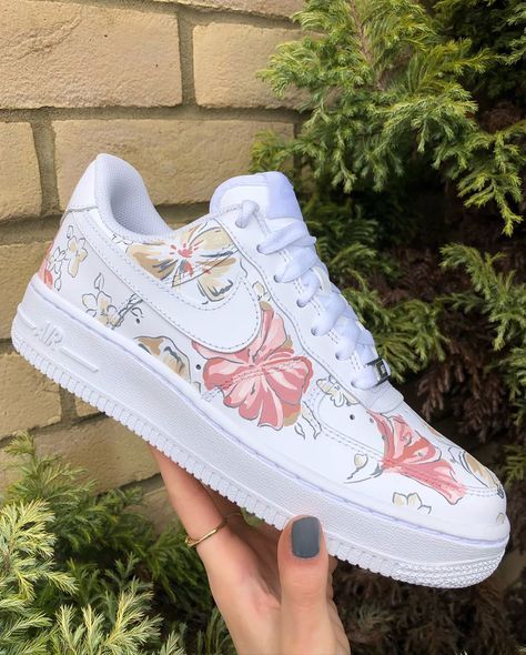 Air Force 1 Aesthetic, Custom Shoes Diy, Tenis Vans, Diy Sneakers, Nike Shoes Air Force, Painted Sneakers, Dr Shoes, White Nike Shoes, Estilo Indie