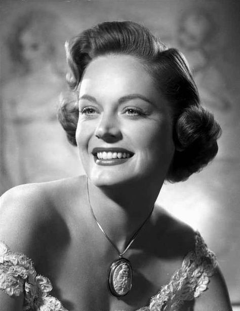 Alexis Smith, Big Pendant, Old Hollywood Stars, Old Hollywood Glamour, A Necklace, Quality Photo, Hollywood Glamour, Hollywood Stars, Old Hollywood