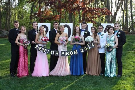 Prom Picture Backdrop Ideas Outside, Prom Props For Pictures, Prom Picture Backdrop Ideas, Homecoming Backdrops For Pictures, Formal Pics, Homecoming Pics, Dance Pic, Poses Group, Prom Props