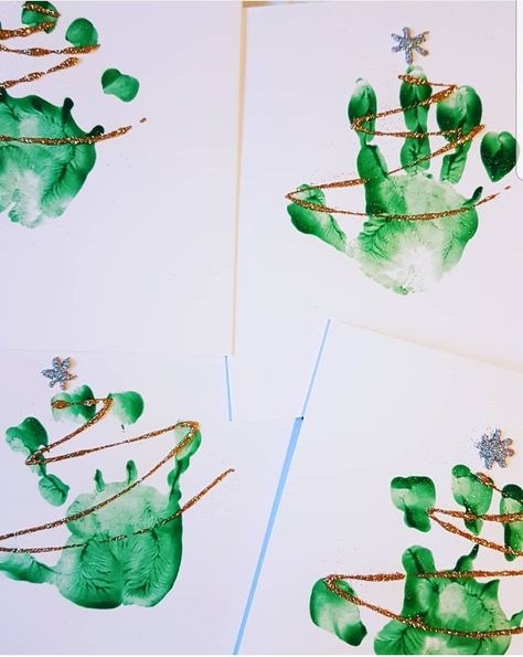 Green Handprint Christmas Craft, Handprint Xmas Cards, Finger Painting Christmas Cards, Christmas Postcard Diy Kids, Christmas Cards Eyfs, Christmas Card Toddler, Christmas Tree Handprint, Nature Christmas Cards, Handprint Christmas Cards