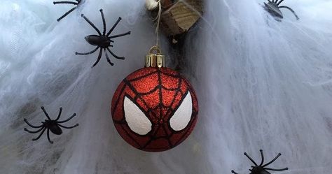 How to make a Spiderman Halloween decoration from an old Christmas bauble. Spider Man Christmas Tree, Spider Man Themed Christmas Tree, Spiderman Christmas Tree, Spider Man Christmas, Diy Spiderman Ornaments, Spider Man Ornament Diy, Diy Spider Man Ornament, Spiderman Ornament, Spiderman Ornament Diy