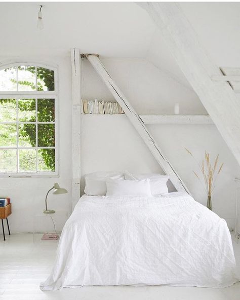 If we must be covered in a blanket of white, we’d prefer that it look like this. Are we really getting more next week?! ❄️(pc: @pinterest) • • • #bedroom #winter #winterwhite #whitebedroom #cottage #cottagevibes #remodelista #countryliving #coastalliving #capecod #newengland #snow #snowday #interiordesign #interiors #smmakelifebeautiful #ambularinteriorsaintgotnothingonme #beckiowensfeature #sodomino #apartmenttherapy #bed #cozy White Attic Bedroom, White Attic, Studio At Home, All White Bedroom, Bedroom Fireplace, White Bed, Bedroom Decor Inspiration, Sleeping Loft, Attic Bedroom