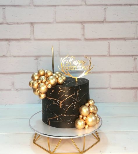 Black Silver And Gold Cake, Simple Black And Gold Cake, Black And Gold Birthday Cake Men, Black And Golden Cake Birthday, Black And Golden Cake, Boys 18th Birthday Cake, Black And Gold Birthday Cake, Golden Birthday Cakes, Black And Gold Cake