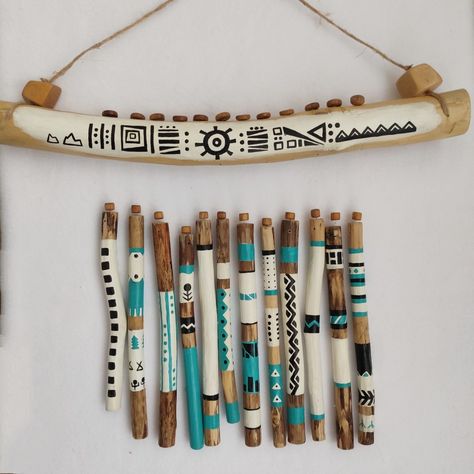 DIY Boho drifteood wall art. Painted Sticks Decor, Painted Sticks Diy, Driftwood Sticks, Kids Painting Projects, Hippie Crafts, Twig Crafts, Bohemian Crafts, Driftwood Diy, Painted Driftwood