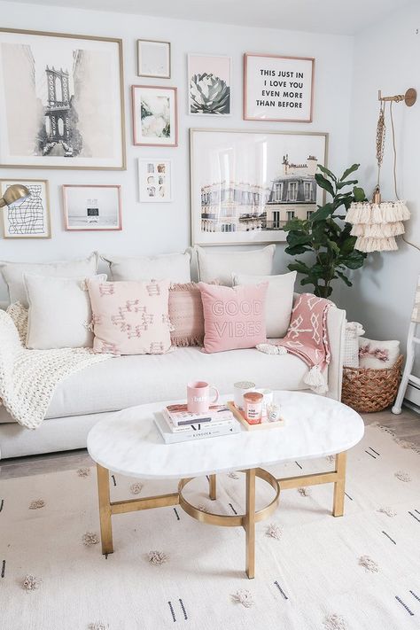 Modern living room with white sofa, pink throw pillows, pink throw blanket and other pink accents. Blush Living Room, Perfect Living Room Decor, Urban Outfitters Home, Shabby Chic Living Room, Pink Living Room, Dekorasi Kamar Tidur, Chic Living Room, Room Pictures, New Living Room