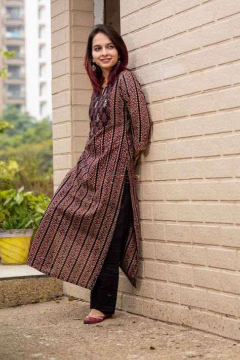 Black Salwar, Kurti With Jeans, Indian Kurti Designs, Kurta Style, Krishna Statue, Simple Kurti Designs, Kurta Dress, Indian Fashion Saree, Straight Kurta