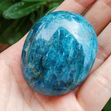 Crystal Massage, Massage Stones, Crystal Aesthetic, Apatite Stone, Pretty Rocks, Cool Rocks, Labradorite Crystal, Stone Pattern, Blue Apatite