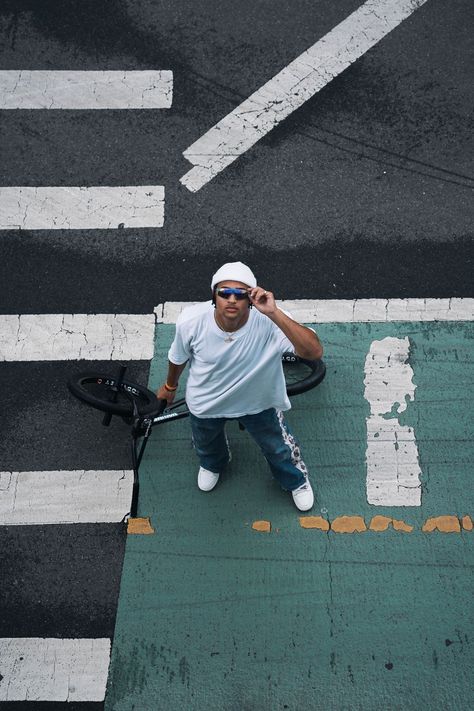 Bike Pose, Bmx Street, Skateboard Fashion, Skateboard Photography, Brand Photography Inspiration, Street Brands, Perspective Art, Skate Style, Model Poses Photography