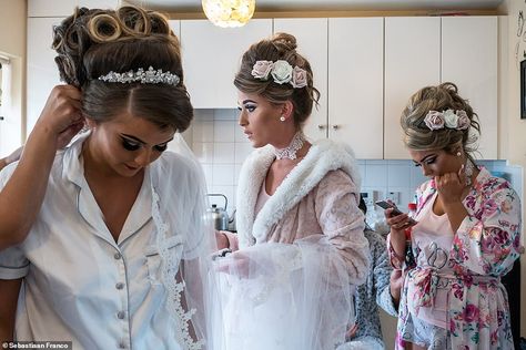 Bridesmaids are seen getting ready for a wedding in Avila Park on the outskirts of Dublin.... Irish Traveler Wedding Dress, Irish Travellers Style, Traveler Wedding, Elaborate Hairstyles, Fascinating Pictures, Bare Knuckle Boxing, Galway Girl, Irish Travellers, Bare Knuckle