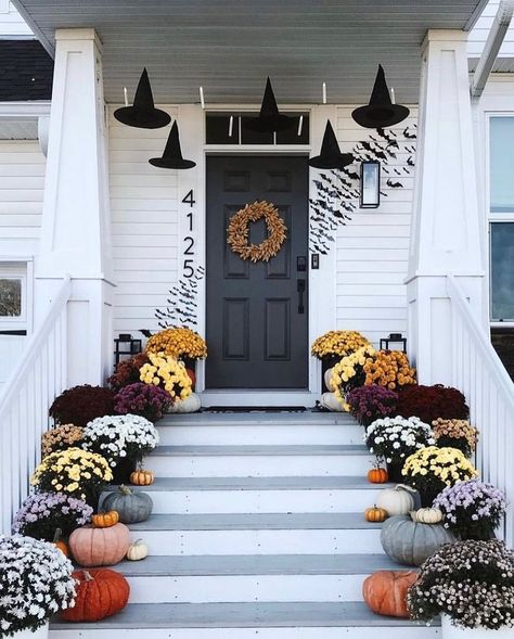 Instagram Aesthetic Halloween Pfp, Wallpaper Backgrounds Halloween, Wallpaper Aesthetic Halloween, Entry Decoration, Halloween Entrance, Outdoor Decorations Halloween, Halloween Entryway, Small Porch Decorating, Front Door Baskets