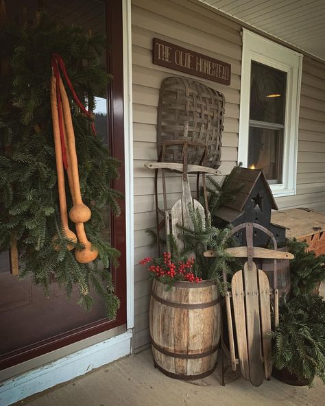 Primitive Christmas Porch, Primitive Christmas Front Porch Ideas, Primitive Christmas Outdoor Front Porches, Prim Christmas Farmhouse, Primitive Christmas Wreaths & Garlands, Small. Hristmas Primitive Candle Wreaths, Primitive Christmas Decorating, Christmas Front Porch, Simple Christmas Decor