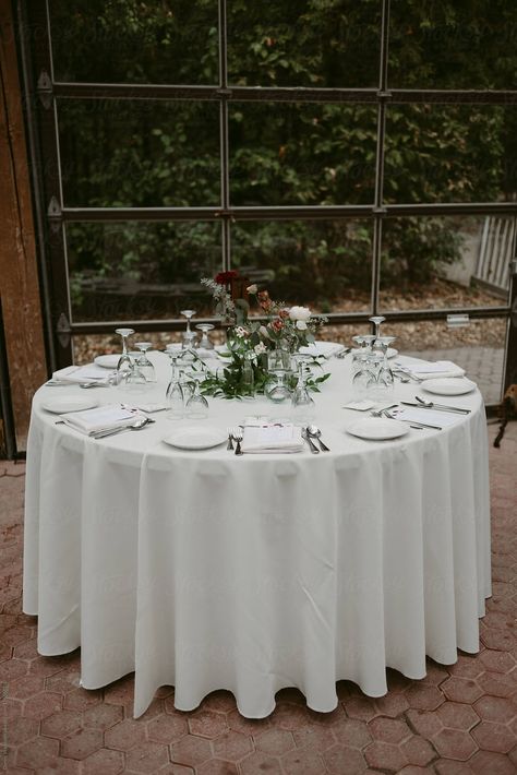 White Tablecloth White Napkin Wedding, Round Table White Tablecloth, Wedding Tables White Tablecloth, Tablecloths For Wedding Reception, White Table Cloth Decor, White Round Table Wedding, White Table Linens Wedding, Wedding White Tablecloth, White Table Cloth Wedding