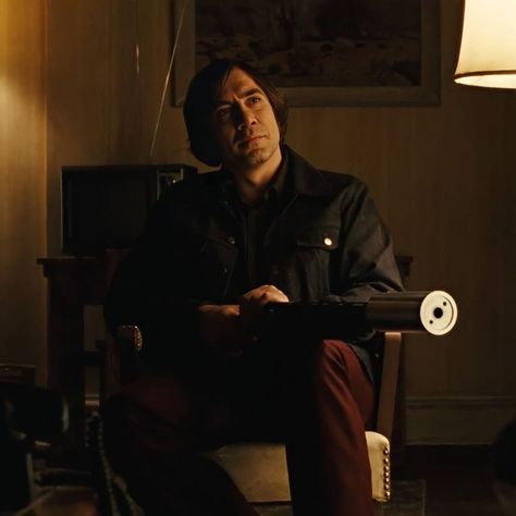 Anton Chigurh Pfp, Anton Chigurh Wallpaper, Anton Chigurh, Mom Characters, Lord Help Me, Javier Bardem, Surreal Photos, Better Call Saul, Film History