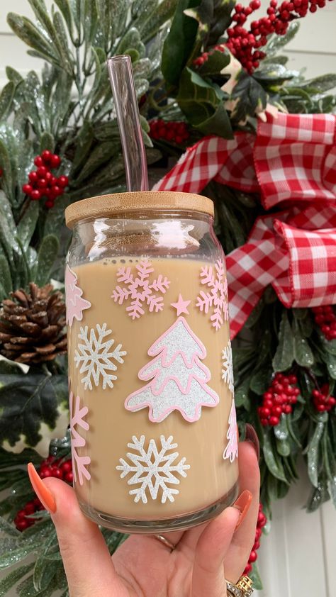 This libbey glass is the perfect holiday 🎄cup for all your holiday hot cocoas, peppermint mocha coffee and any holiday beverage you choose 🎄Details: include🎄 16oz glass cup Bamboo lid Pink glass straw Design is made from High quality, permanent vinyl that will withstand daily use and washings. I strive for consistency and perfection, however, every item is hand-made with love, which means they may vary in color, size, etc. Care Instructions: Handmade with Love, So Handle with Care! Do Not Soa Peppermint Mocha Coffee, Starbucks Christmas Cups, Room Spray Recipe, Straw Design, Cricut Christmas Ideas, Bamboo Cups, Christmas Cups, Diy Christmas Ornaments Easy, Cute Gifts For Friends