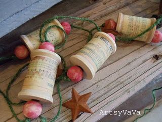 Christmas Spool Garland Spool Garland, Spool Ornaments, Diy Christmas Tree Garland, Homespun Christmas, Spool Ideas, Wooden Spool Crafts, Clothespin Crafts, Spool Crafts, Wood Spool