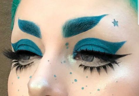 Subtle Clowncore Makeup, Clown Makeup Drawing, Clowncore Nails, Drag Eye Makeup, Funky Makeup Creative, Subtle Clown Makeup, Clown Inspired Makeup, Weirdcore Makeup, Clown Drag