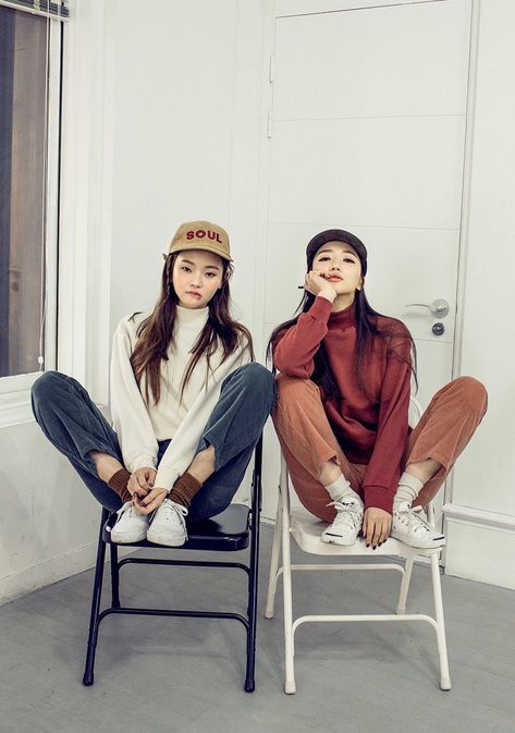 Korean Fashion Photoshoot, Hippie Mode, Urban Sneakers, Boho Mode, Korean Streetwear, K Fashion, Foto Poses, Korean Fashion Trends, Bleachers