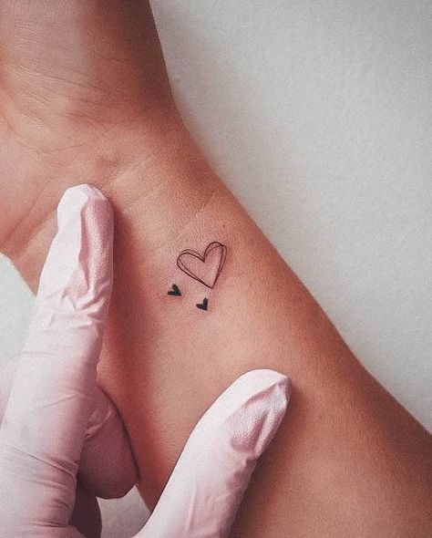 Herz Tattoo Klein, Delicate Tattoos For Women, Tiny Wrist Tattoos, Tato Dengan Makna, Tato Minimal, Tato Jari, Herz Tattoo, Mom Tattoo Designs, Mommy Tattoos