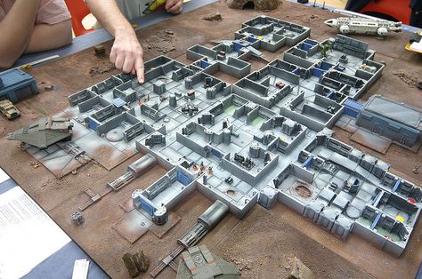 15mm SCI-FI Terrain Layout | Flickr - Photo Sharing! Modern Sci Fi, Diorama Terrain, 15mm Miniatures, Wh40k Terrain, Tile Board, Hirst Arts, Board Games Diy, Tabletop Miniatures, Miniature Gaming