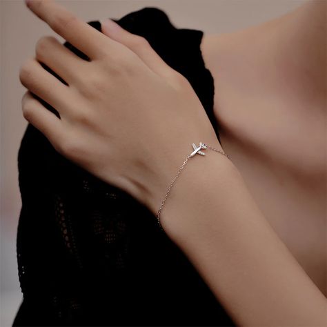 Fashion Simple Shiny Aircraft Bracelet Versatile Fashionable Silvery Plated Alloy Bracelet Women Paper Bracelet, Preppy Jewelry, Pretty Jewelry Necklaces, Wrist Jewelry, Bracelets Design, Bangles Jewelry Designs, Chain Fashion, Fancy Jewelry, Hand Jewelry