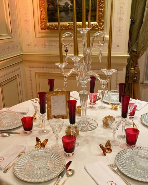 DR. Kimberly Stearns on Instagram: “We saw this beautiful Baccarat crystal table setting at Shangri-La in Paris and are now considering crystal plates in lieu of fine…” Baccarat Table Setting, Fine Dining Table Set Up, Crystal Table Setting, Fine Dining Table Setting, Minimalist Christmas Tree, Crystal Table, Crystal Ceiling Light, Dinner Table Decor, Baccarat Crystal