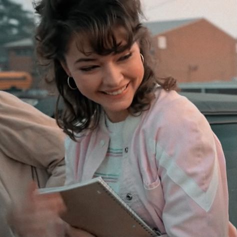 80s Aesthetic Outfits, Brunette Actresses, Les Pogues, Stranger Things Outfit, Madelyn Cline, 80s Aesthetic, Stranger Things Aesthetic, Getting Him Back, Stranger Things Season