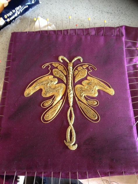 Goldwork butterfly Gold Work Embroidery Pattern, Goldwork Butterfly, Zardosi Patterns, Embroidery Goldwork, Designs Clothes, Goldwork Embroidery, Gold Work Embroidery, Thread Embroidery, Gold Work