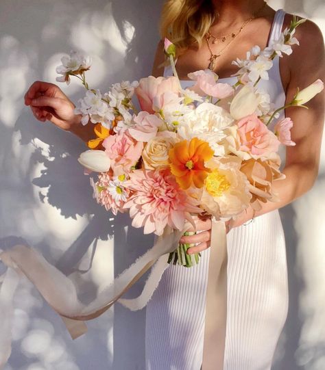 Bridesmaid Bouquet Alternatives, Bright Wedding Bouquet, Orange And Pink Wedding, Orange Wedding Colors, Bright Wedding Colors, Peach Bouquet, Bright Wedding Flowers, Cascading Wedding Bouquets, Wedding Instagram