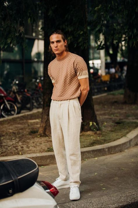 Street style inspiration at Milan Fashion Week Men’s spring/summer 2020 - Vogue Australia Familiar Aesthetic, Mens Street Style Summer, Milan Fashion Week Men, Easy Poses, Fashion Milan, Vintage Man, Hipster Man, Queer Fashion, Mens Spring Fashion