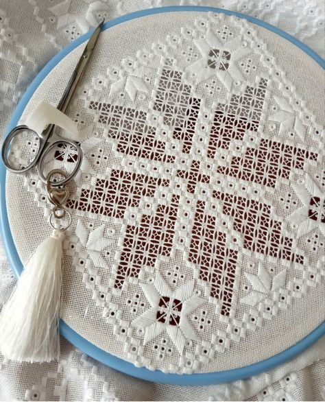 Motifs Bargello, Frames Diy Crafts, Embroidery Hoop Crafts, Crochet Coaster Pattern, Bead Embroidery Tutorial, Redwork Embroidery, Cutwork Embroidery, Hardanger Embroidery, Embroidered Tablecloth