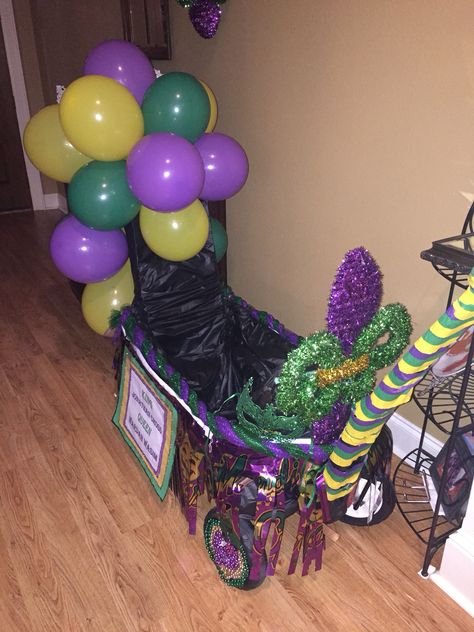 Mardi Gras Wagon Float Ideas For Kids, Mardi Gras Wagon Float, Wagon Floats, Mardi Gras Parade Float, Mardi Gras Activities, Mardi Gras Kid, Mardi Gras Float, Mardi Gras Parade, Parade Float