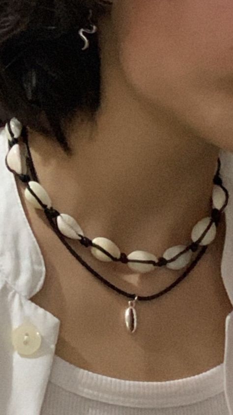 #aesthetic #seashell #necklace #accessories Seashell Bracelet Aesthetic, Seashell Necklace Outfit, Beach Necklaces Aesthetic, Sea Shell Necklace Aesthetic, How To Make A Seashell Necklace, Sea Necklace Aesthetic, Beach Necklace Beads, Sea Shells Necklace, Conchas Aesthetic