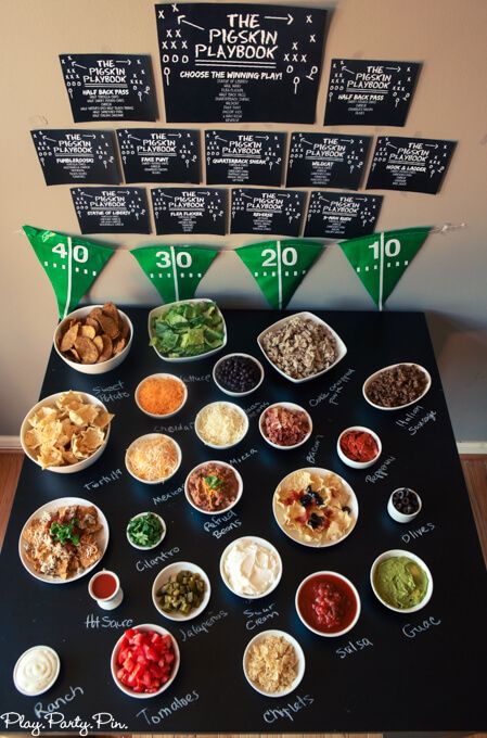 Love this DIY nacho bar with free printables for a football party, how fun are those football playbook printables? House Party Games, Football Playbook, Football Party Ideas, Red Snacks, Taco Bar Party, Nacho Bar, Trendy House, Pizza Bar, Taco Party