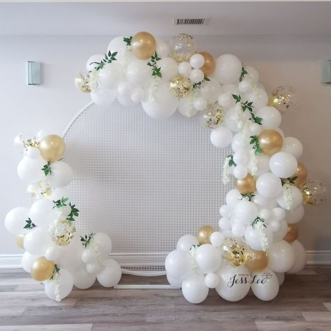 White and gold balloon arch on a round mesh backdrop for a baby shower Ballon Arch With Round Backdrop, Round Arch With Balloons, White And Gold Balloon Arch, Gold And White Balloon Arch, Baloon Decorations White And Gold, Round Balloon Backdrop, White Balloon Arch With Flowers, Round Arch Balloon Garland, Round Backdrop With Balloons