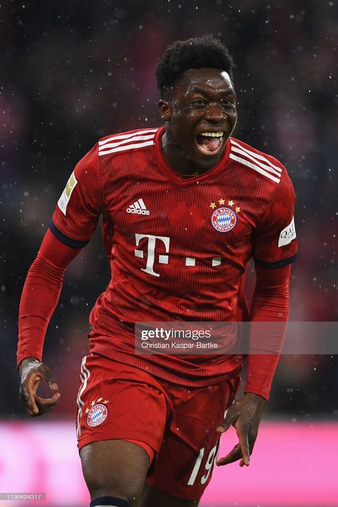 Alphonso Davies, Canada Soccer, Football Players Photos, Soccer Goal, Football Photos, Toni Kroos, Latest Sports News, Soccer Shirts, Bayern Munich