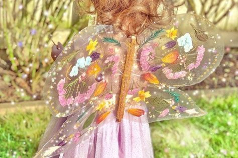 How to make Fairy Butterfly Wings with Pressed Flowers Butterfly Wings Diy, Flower Fairy Wings, Diy Fairy Wings, Iridescent Wings, Diy Fleur, Diy Wings, Dried Pressed Flowers, Fairy Butterfly, Pressed Flower Crafts