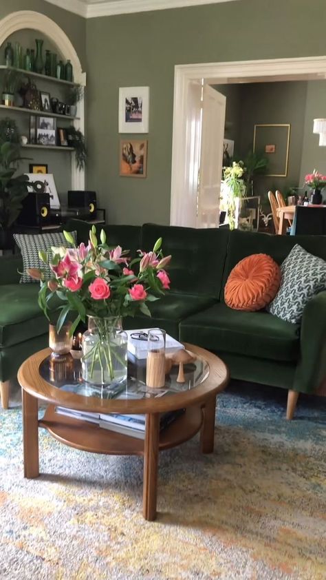 Home Decor Ideas Green, Green Sofa Living Room Ideas, Sofa Living Room Ideas, Green Sofa Living, Green Couch Living Room, Sage Green Living Room, Green Sofa Living Room, Maximalist Living Room, Victorian Living Room