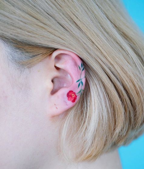 Flower Tattoo Ear, Zihee Tattoo, Behind The Ear Tattoos, Tattoo Ear, Nc Tattoo, Behind The Ear Tattoo Ideas, Poppy Flower Tattoo, Behind The Ear Tattoo, Ear Tattoo Ideas