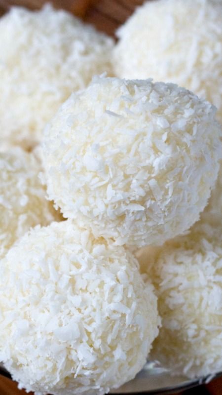 Homemade Raffaello Almond Coconut Candies ~ Easy to make and a nice sweet treat... The flavour of coconut blended with delicious crunchy almonds make for a great tasting candy. Coconut Snowballs, Coconut Balls, Coconut Candy, Candy Truffles, Homemade Sweets, White Food, Truffle Recipe, Thanksgiving Food, Recipe Board